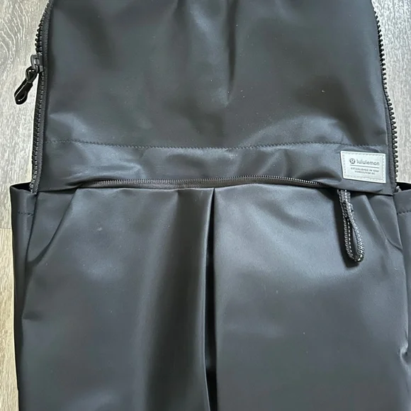 Everyday Backpack 21L (newest edition) in Black - Picture 2 of 6
